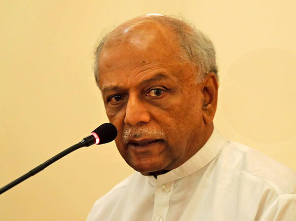 අගමැති දිනේෂ් ජාතික භාෂා ලොක්කන් ගෙදර යවයි.