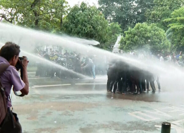 වෛද්ය ශිෂ්ය පා ගමනකට කඳුළු ගෑස් ප්රහාරයක්