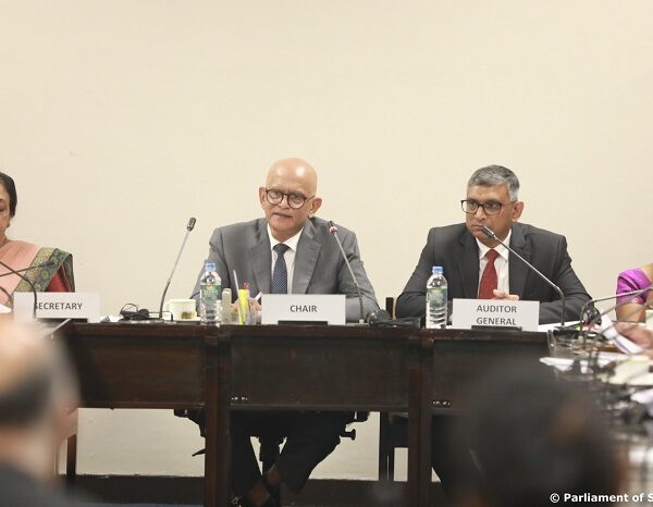 කෝප් කමිටුවට කතානායක කතා කරයි.