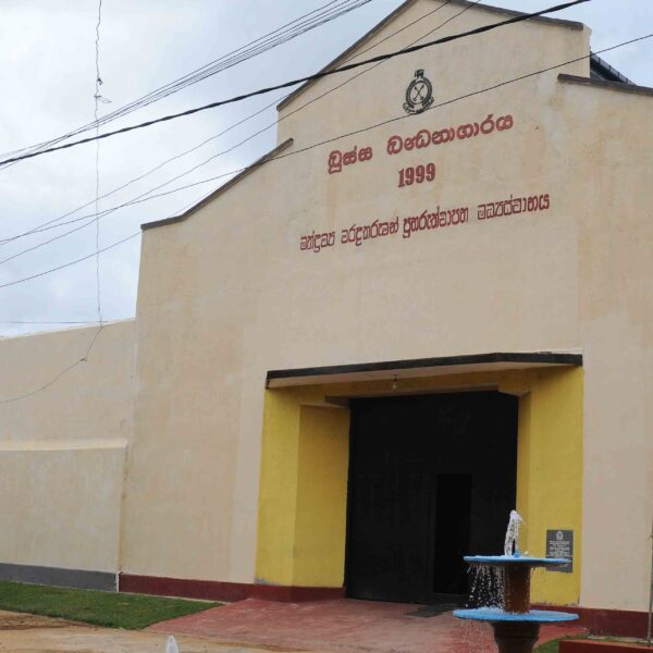 රැඳවියෙක් බූස්සේ සීසීටීවී 23කට හානි කරලා