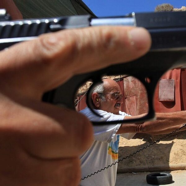 ඊශ්‍රායලය වැසියෝ ගිනිඅවි ඉල්ලති