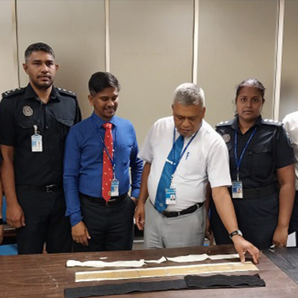 නීති විරෝධී දියර රත්රන් කිලෝ දෙකක් රේගු භාරයට