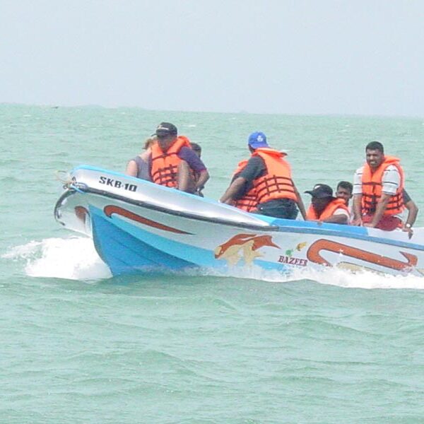 මුහුදේ අතරමං වූ සිව් දෙනෙකු බේරා ගනී.