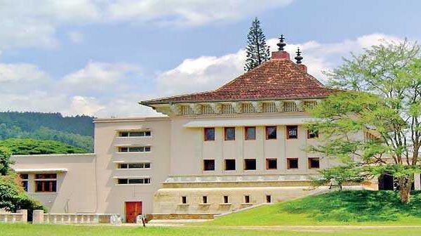 අධ්‍යයන අනධ්‍යයන වැඩ වර්ජනයෙන් විශ්වවිද්‍යාල දාහතක් ම අකර්මණ්‍ය වෙයි.