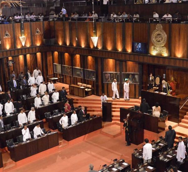 පාර්ලිමේන්තුවේ දී කරන කතා වලට නඩු බැහැලූ