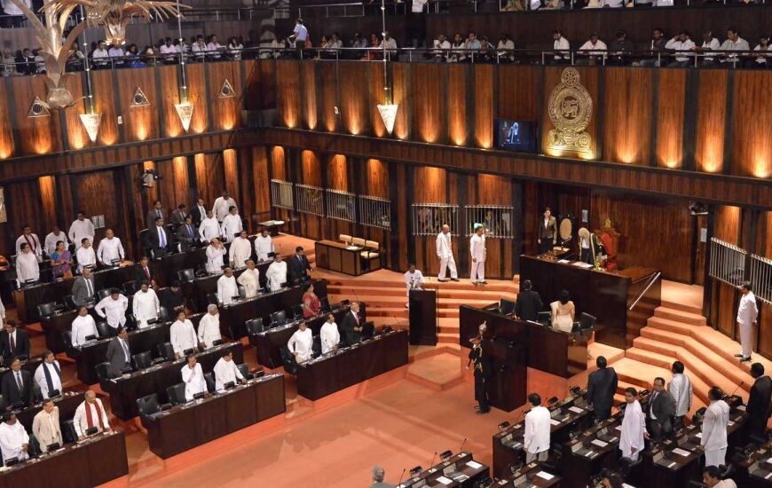 පාර්ලිමේන්තුවේ දී කරන කතා වලට නඩු බැහැලූ