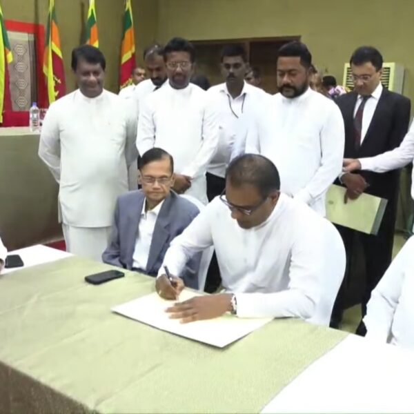 නව සන්ධානයකට ගිවිසුම් අත්සන් කළ මන්ත්‍රීවරු