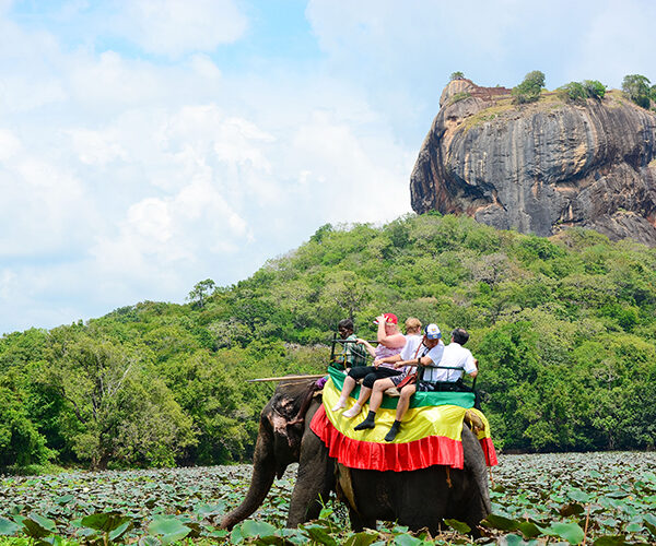 සංචාරකයන්ට සලකන හැටි පොලිසිය කියාදෙයි