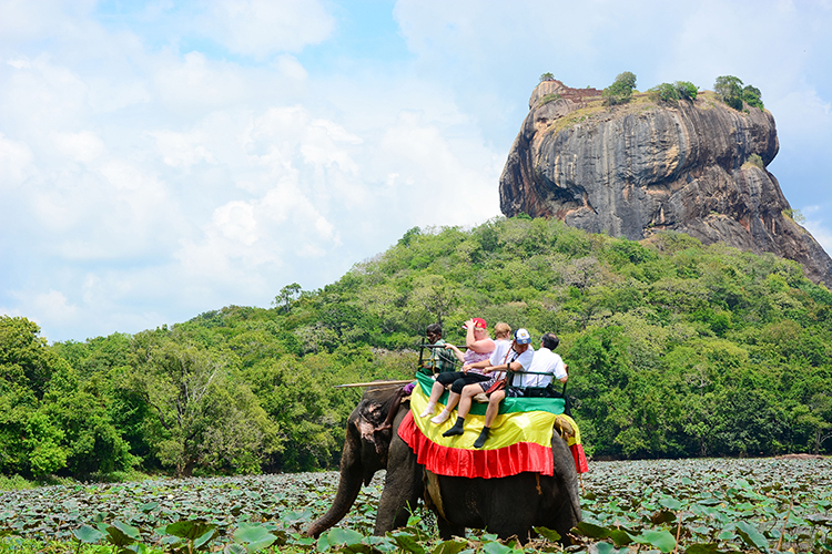 සංචාරකයන්ට සලකන හැටි පොලිසිය කියාදෙයි